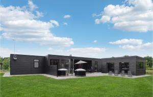 6 Bedroom Nice Home In Glesborg