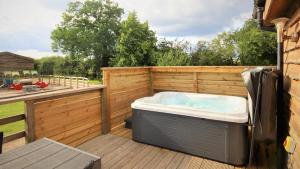 Three-Bedroom Lodge (6 Adults) room in Barker Stakes Farm