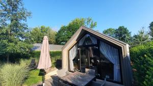 Das Holland Beachhouse, modern eingerichtet, in schöner Lage am Veluwemeer, inklusive Garten, Terrasse am Wasser, Parkplatz und WLAN