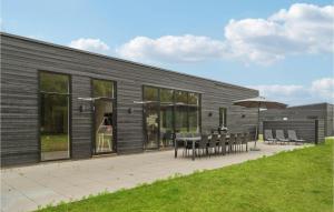 5 Bedroom Nice Home In Glesborg