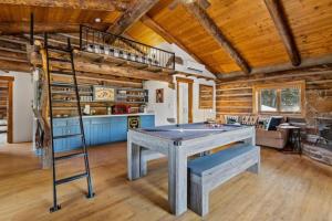 Historic Cabin, Chic-n-rustic, Hottub, Horse Ranch