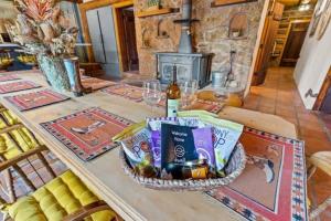 Historic Cabin, Chic-n-rustic, Hottub, Horse Ranch