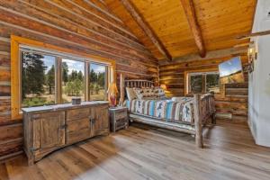 Historic Cabin, Chic-n-rustic, Hottub, Horse Ranch
