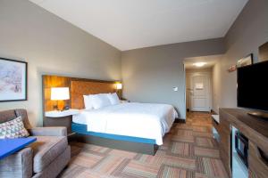 King Room - Non-Smoking room in Hampton Inn Watertown