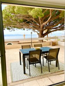 Grand Duplex climatisé avec terrasse face à la mer