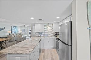 Holiday Surf and Racquet Unit 608