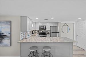 Holiday Surf and Racquet Unit 608