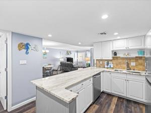 Holiday Surf and Racquet Unit 515