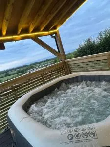 Angies Den - quirky cabin with hot tub & views - Mostyn