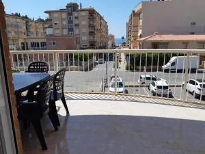 Amplio piso con vistas a la playa de Poniente - Matalentisco