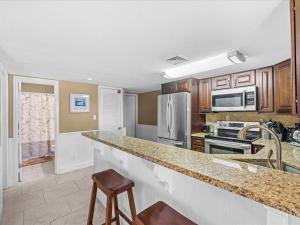 Holiday Surf and Racquet Unit 720