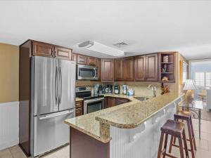 Holiday Surf and Racquet Unit 720