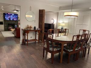 Lux White Rock Pool House Waterfront Resortlike