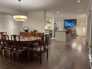 Lux White Rock Pool House Waterfront Resortlike