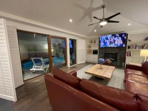 Lux White Rock Pool House Waterfront Resortlike