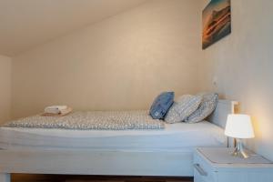 Apartments by the sea Vir - Kozjak, Vir - 21540