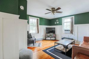 Mountain View Farmhouse in Luray, Family Friendly