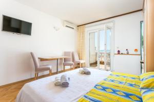 Apartments by the sea Brela, Makarska - 18356