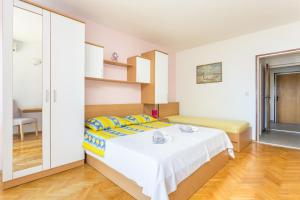 Apartments by the sea Brela, Makarska - 18356