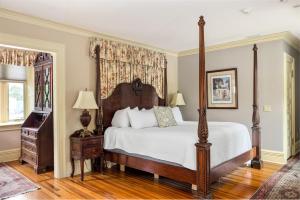 King Suite room in The Inn at Erlowest