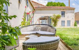 Maisons de vacances 1 Bedroom Cozy Home In Avanton : photos des chambres