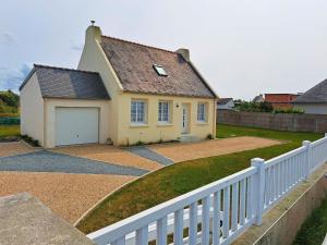 Maisons de vacances Comfortable holiday home near the beach, Plouguerneau : photos des chambres