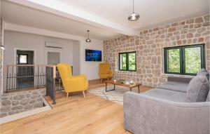 Cozy Home In Zmijavci With Kitchen 
