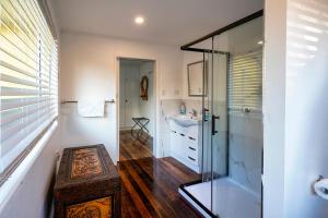 Yellow Cottage - bush and beach