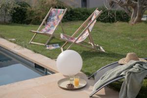 B&B / Chambres d'hotes La Maison des Monts d'Or : Chambre Double - Vue sur Jardin