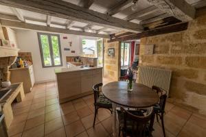 Maisons de vacances L Escale des Vignes GITE proche Saint Emilion Chateau Beynat : photos des chambres