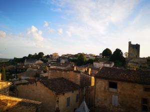 Maisons de vacances L Escale des Vignes GITE proche Saint Emilion Chateau Beynat : photos des chambres