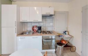 Appartements Awesome Apartment In Les Hogues With Wifi And 1 Bedrooms : photos des chambres
