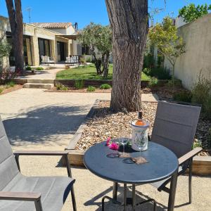 Maisons de vacances Tres joli mazet Piscine privee Beau jardin cloture Entierement privatise 5' a pied du centre : photos des chambres