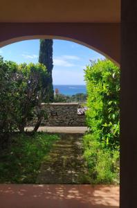 Nisportino, Elba. Bilocale con patio vista mare.