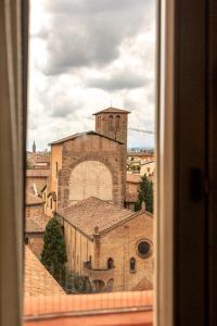 Via Santo Stefano, 16, 40125 Bologna BO, Italy.