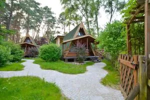 Ośrodek Wypoczynkowy Puszczyk Wolnostojące Domki Sosnowe z zadaszonym tarasem - 谢拉库夫