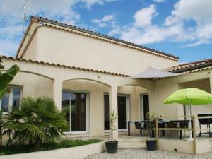Maisons de vacances Chic Holiday Home in Pradons with Swimming Pool : photos des chambres