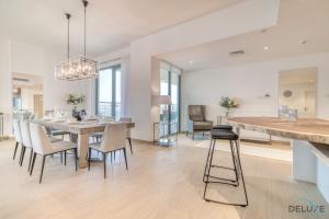 Luxurious 4BR Penthouse with Assistant Room and a Sweeping Balcony Showcasing Burj Khalifa and Sea Views, Le Pont, La Mer by Deluxe Holiday Homes