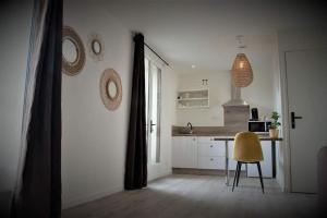 Appartements Les Alpilles - Yellow Studio avec Jacuzzi : photos des chambres