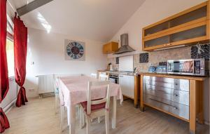 2 Bedroom Gorgeous Apartment In Zadar 