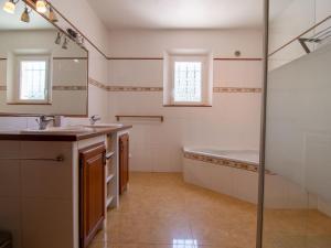 Maisons de vacances Holiday Home Villa Gaia - LLI130 by Interhome : photos des chambres