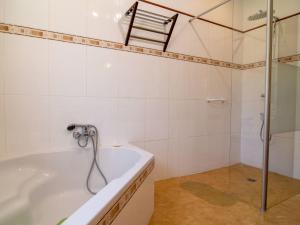 Maisons de vacances Holiday Home Villa Gaia - LLI130 by Interhome : photos des chambres