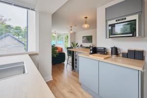 Host & Stay - Scarborough View Luxury Apartment