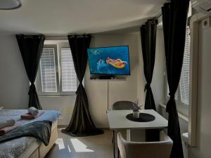 Labi's Seaview Apartments 