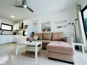 Ocean Front Cozy 2 Bedroom, 3 beds SPACIOUS- Netflix, POOL, Beach Lift & Fast WIFI