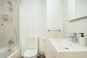 Apartment with parking, gym & terrace by REMS