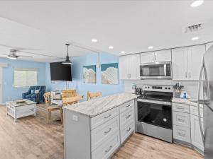 Holiday Surf and Racquet Unit 117