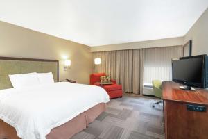 Deluxe King Room - Non-Smoking room in Hampton Inn Chattanooga/Hixson