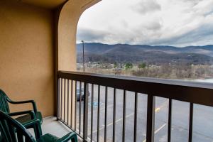 Queen Room with Two Queen Beds and Mountain View - Non-Smoking room in Hampton Inn Caryville-I-75/Cove Lake-State Park