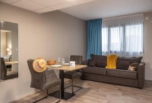 Hotels The Originals City, Relais d'Estillac, Agen Sud : Appartement